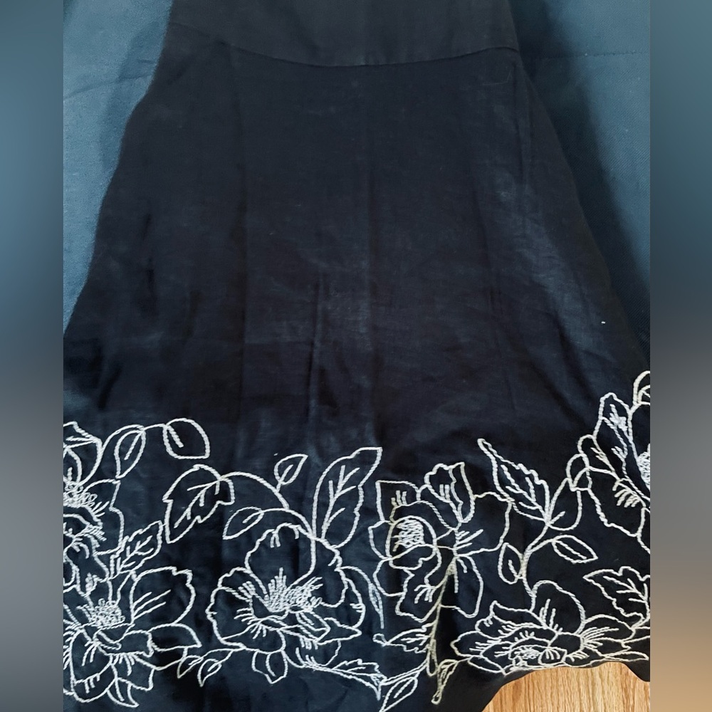 “Y2K” Classic Jones of NY Signature Black A-Line Skirt with White Floral Design